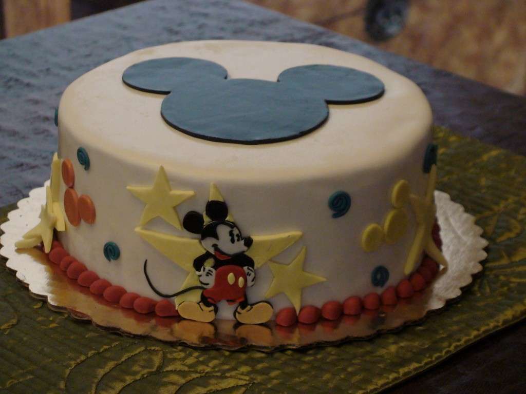 Torta di Topolino con decorazioni manuali