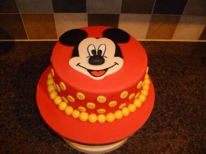 Torta di Topolino con decorazioni rosse e gialle