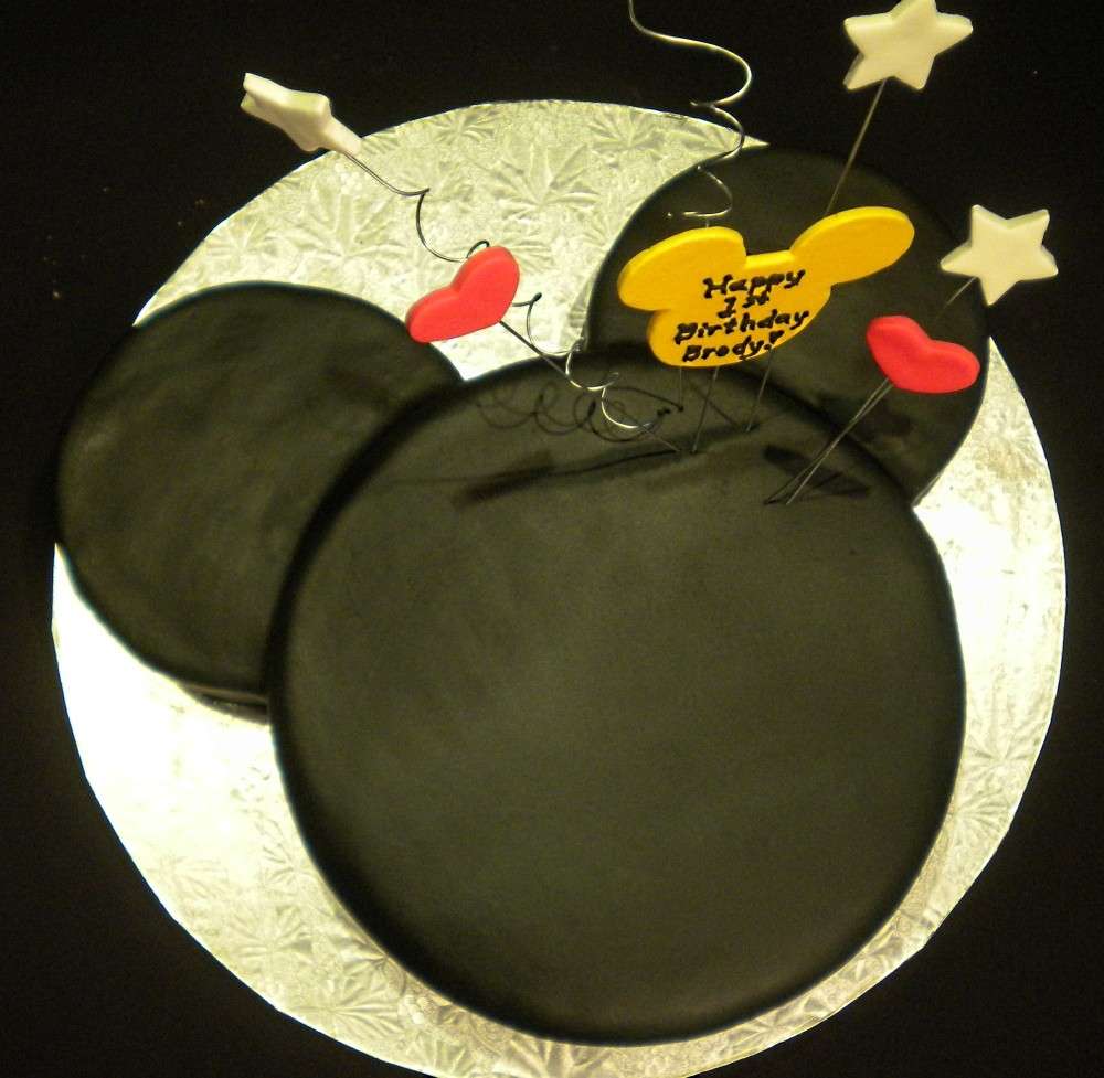 Torta di Topolino con decorazioni semplici