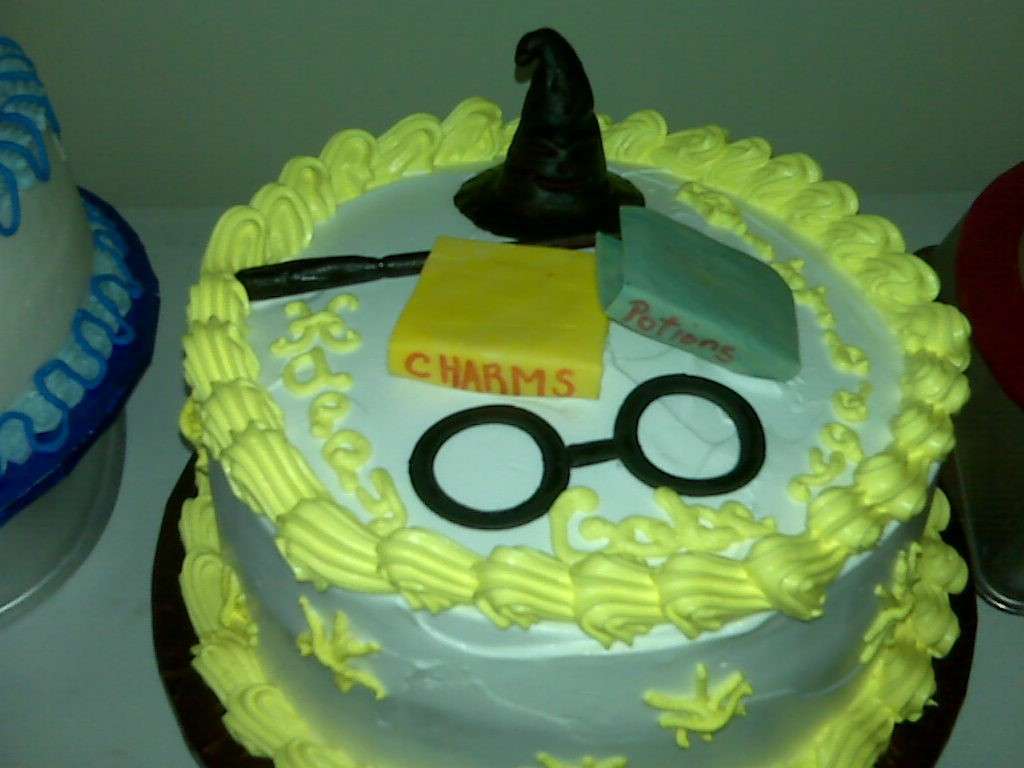 Torta Harry Potter decorata con panna montata