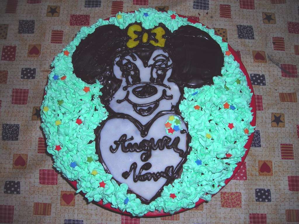 Torta Minnie decorata a mano con panna