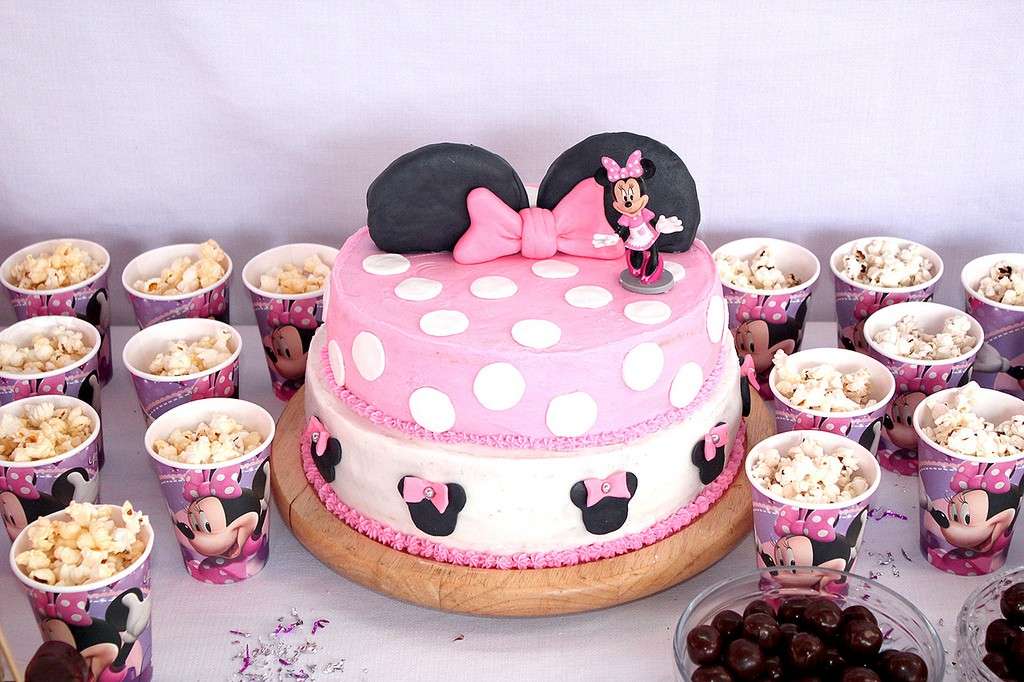 Torta Minnie decorata con orecchie e fiocco