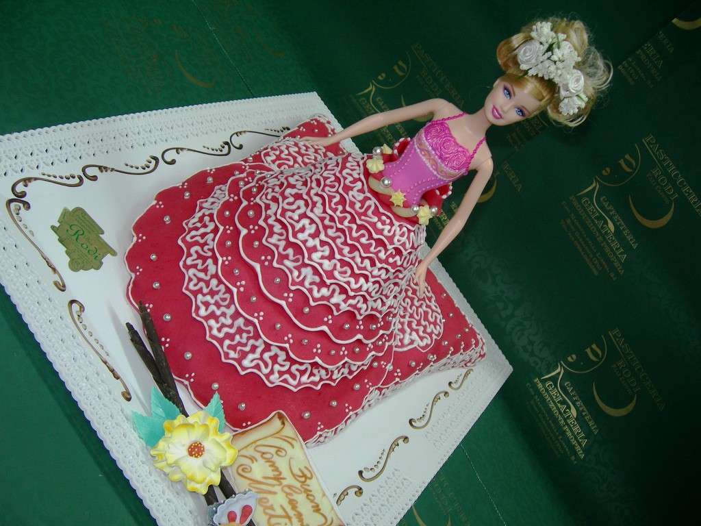 Vestito rosso come decorazione torta Barbie