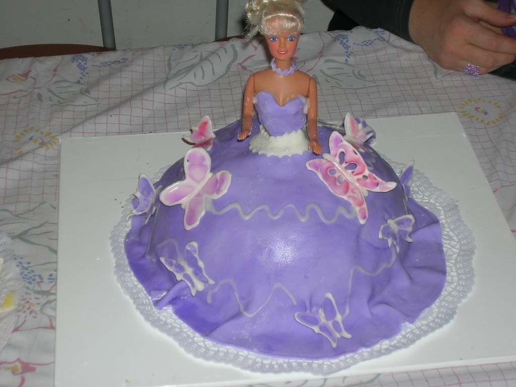 Vestito viola in pasta di zucchero come decorazione