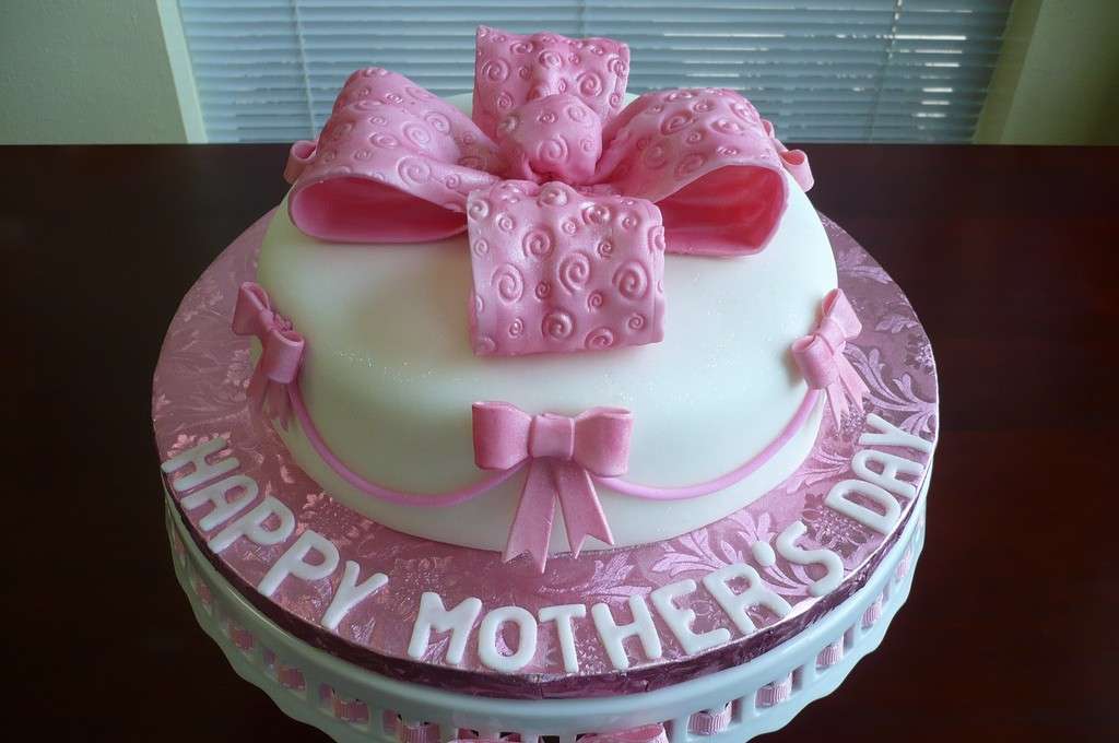 Decorazioni rosa e bianca per torta della mamma