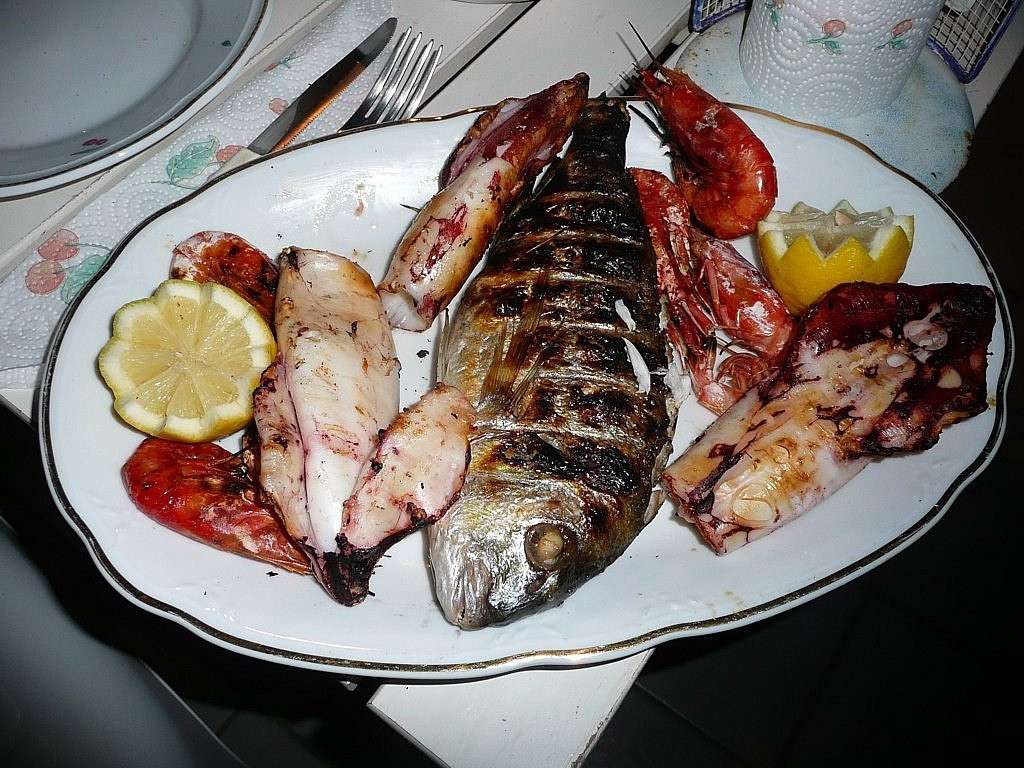Piatto di grigliata di pesce da mangiare