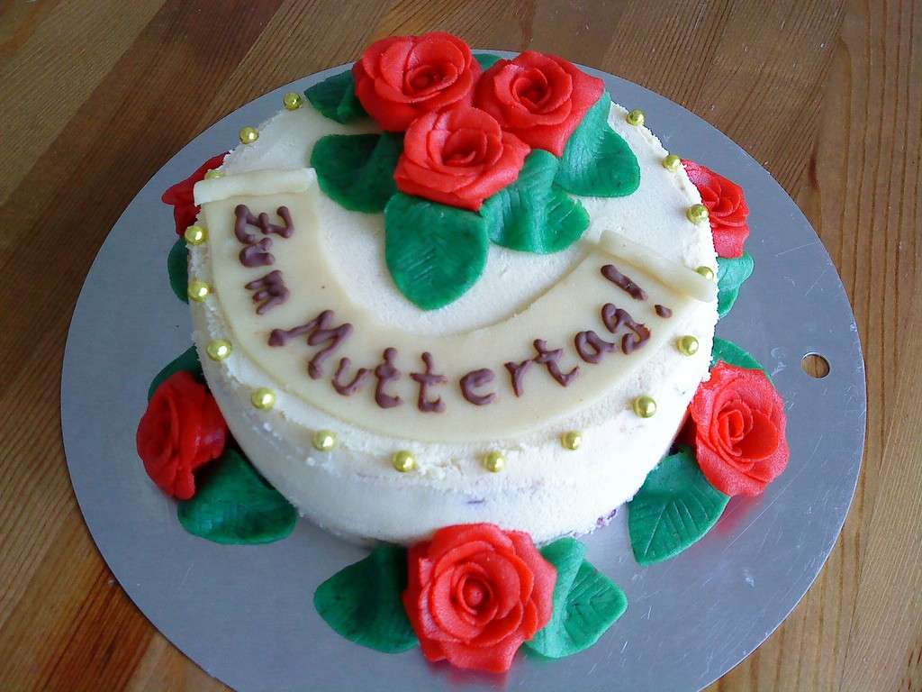 Torta per festa della mamma con rose di cioccolato plastico