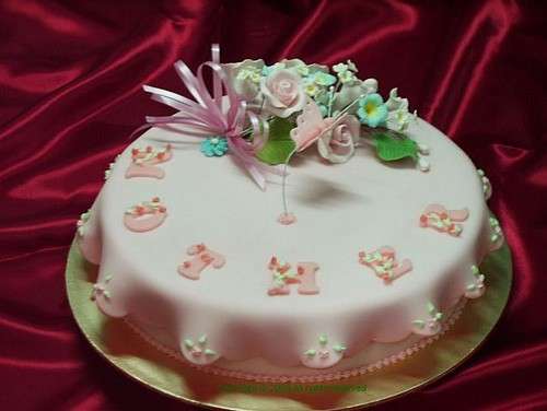 Torta rotonda con scritta e fiori
