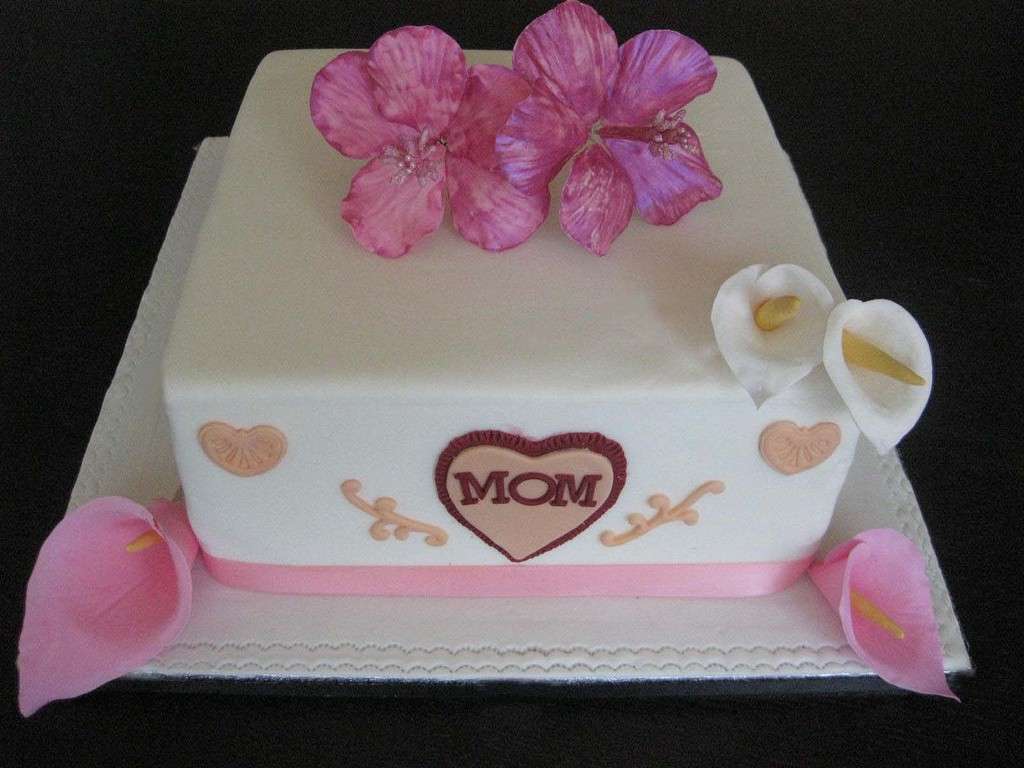 Torta semplice con fiori veri per decorazione
