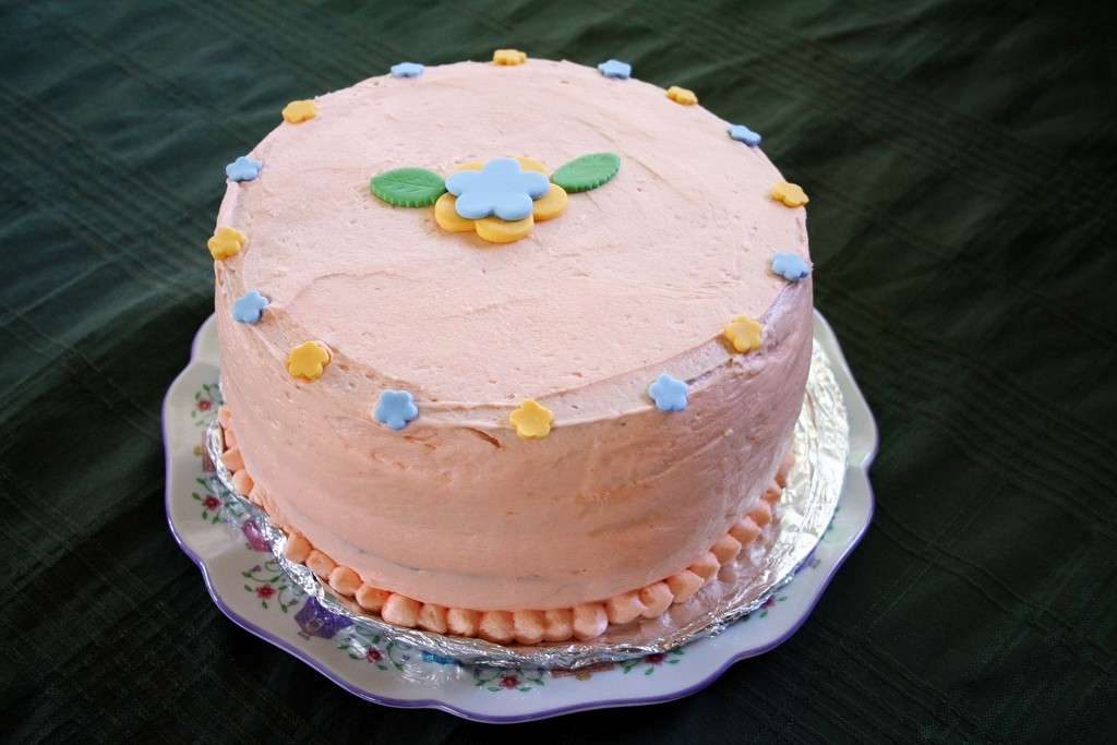 Torta semplice decorata con panna rosa