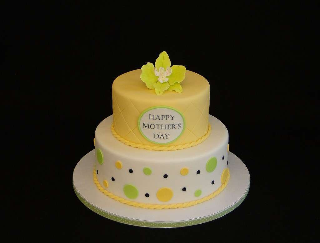 Torta sui toni del giallo per la mamma