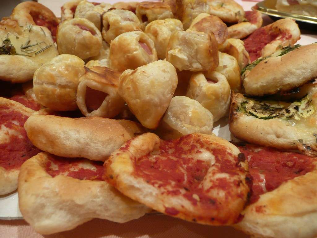 Appetizer di pizzette e rustici