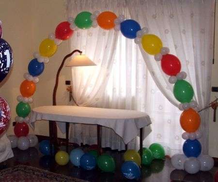 Arco di palloncini per decorare il tavolo
