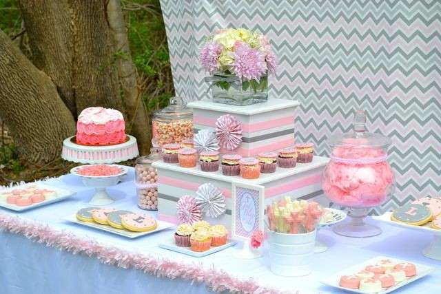 Buffet di dolci con colori primaverili