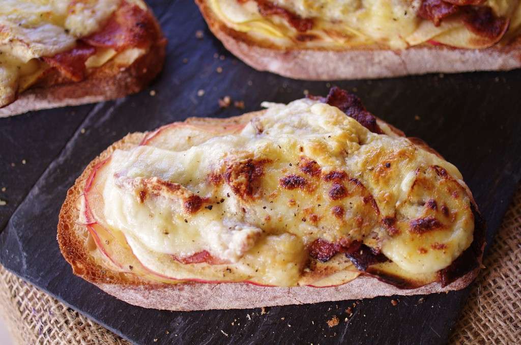 Crostini con speck e provola come antipasto