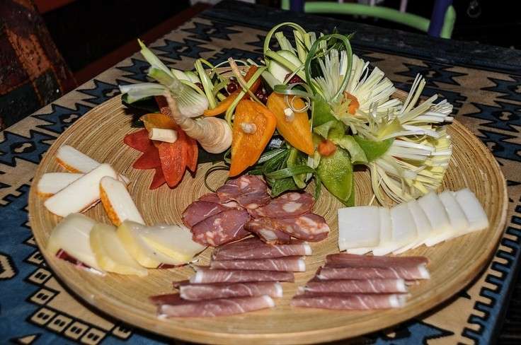 Piatto di salumi e formaggi per antipasto