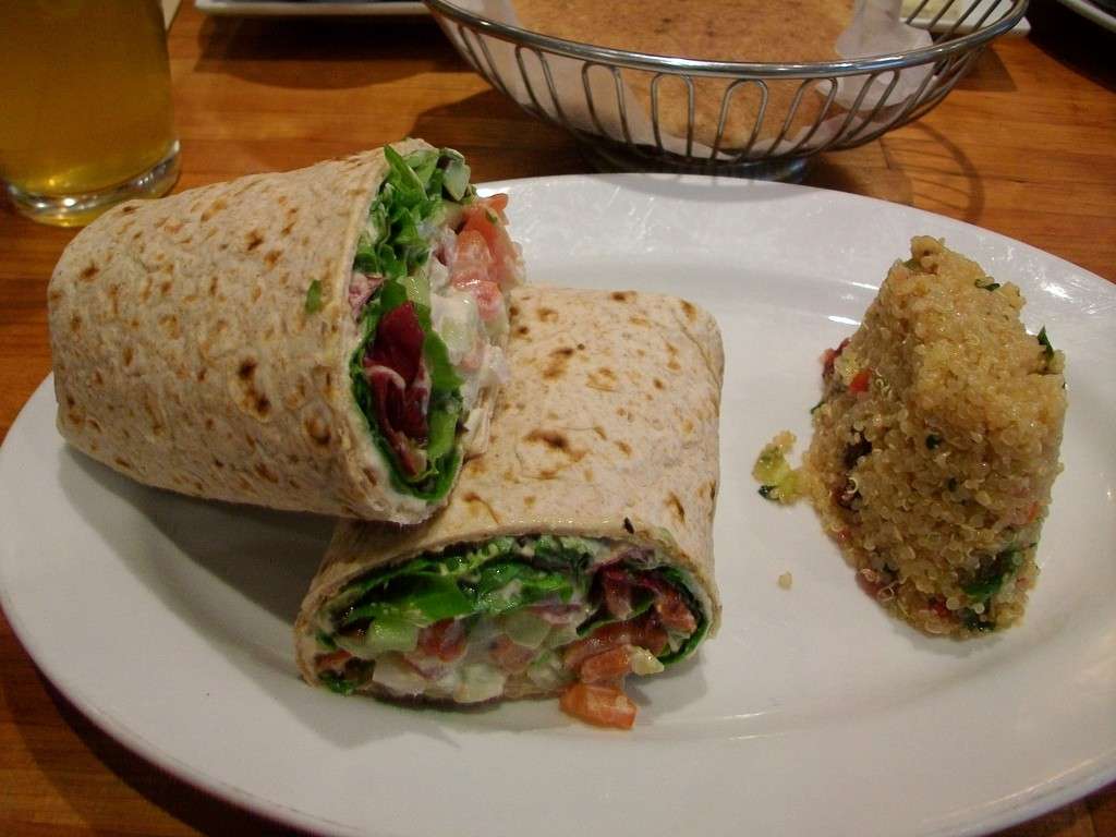 Wrap di hummus con quinoa