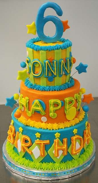 Coloratissima torta di compleanno a piani