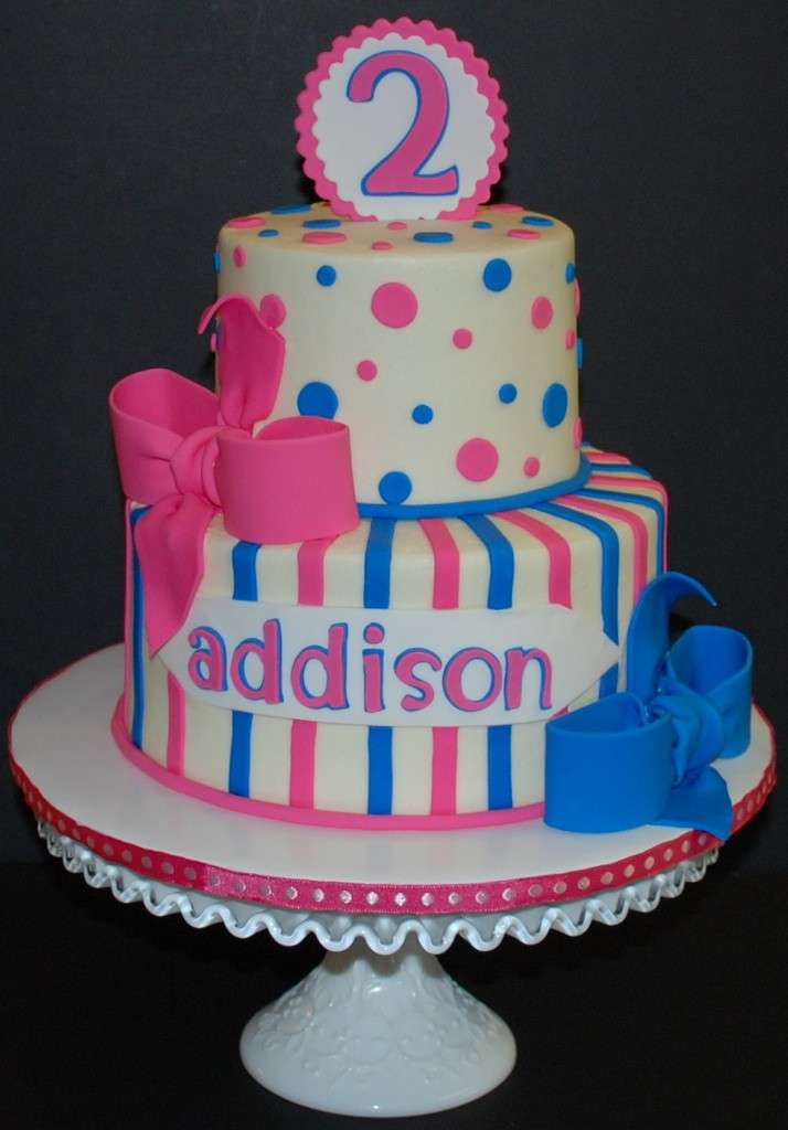 Decorazioni blu e rosa per la torta a piani