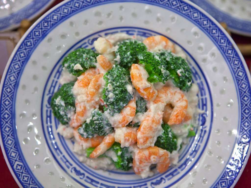 Insalata con broccoli e gamberetti