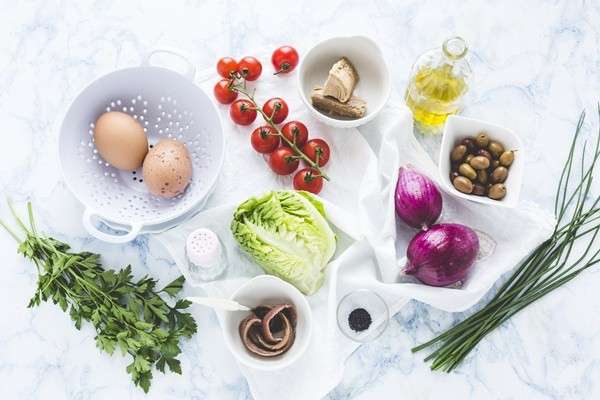 Insalata con ingredienti estivi