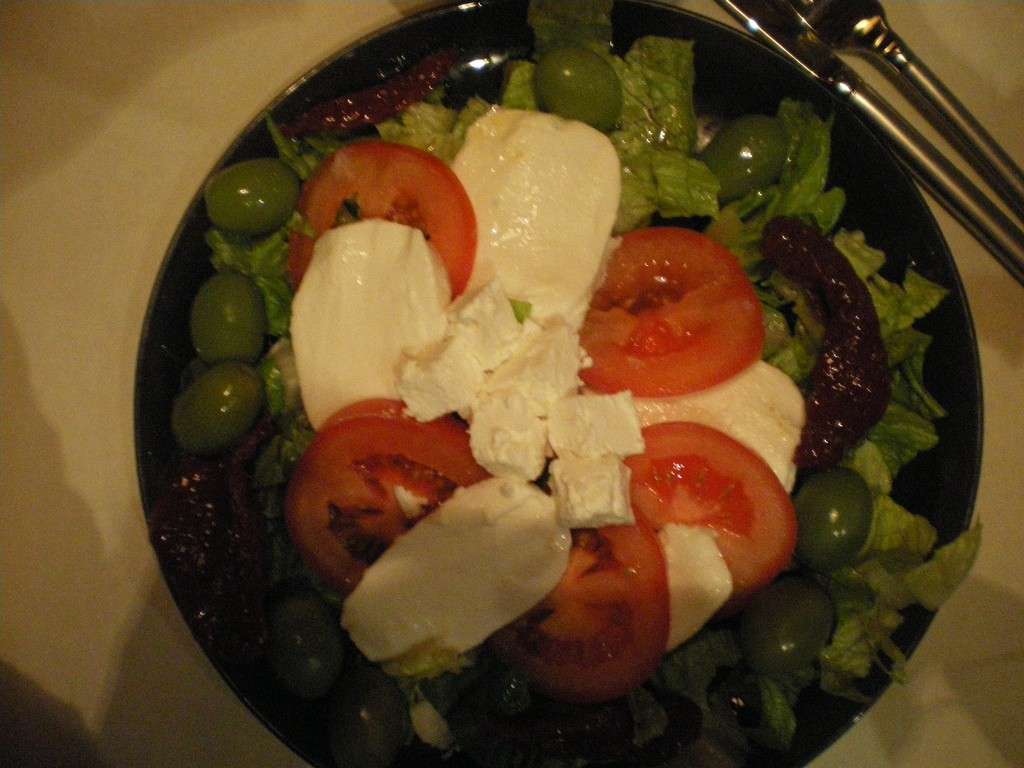 Mozzarella, pomodori e olive per insalata