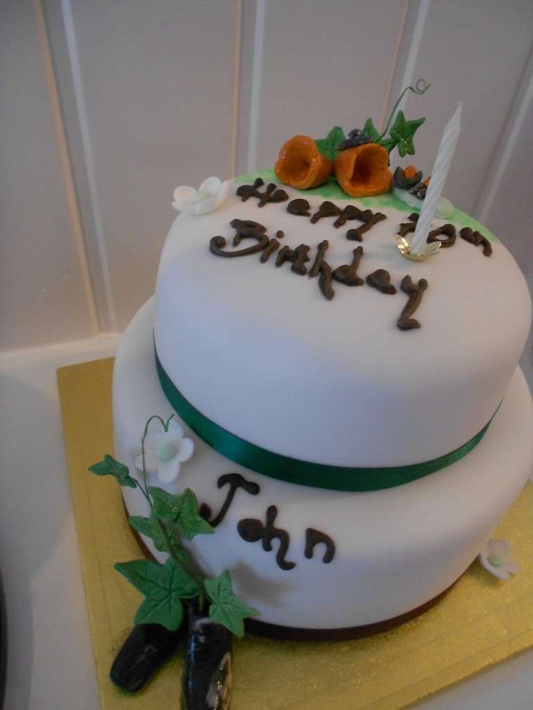 Sfondo bianco e scritta nera per torta di compleanno a piani
