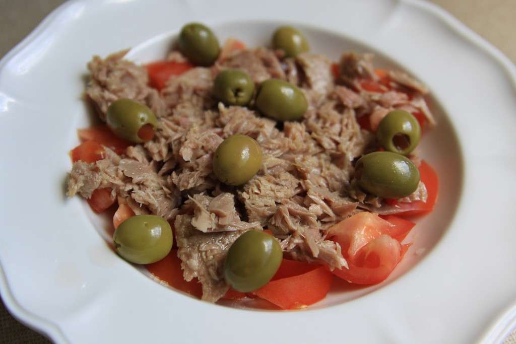 Tonno, olive e pomodori per insalata