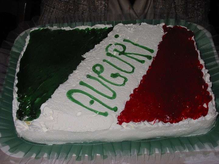 Torta tricolore decorata con panna e gelatina