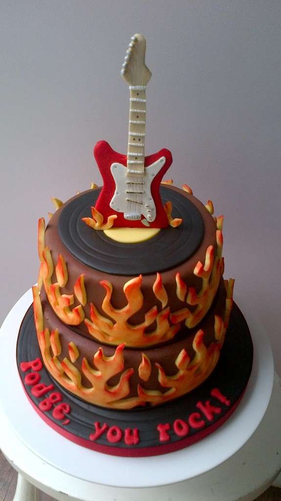 Torta di compleanno rock per uomini