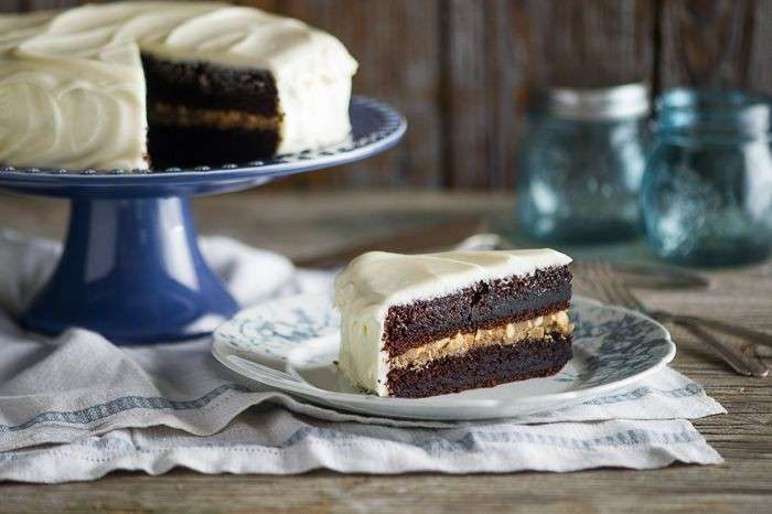 Torta magica al cioccolato con crema al burro