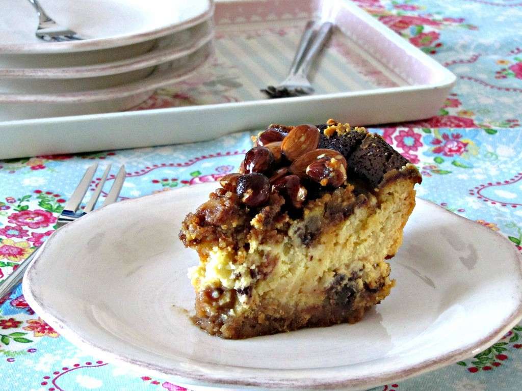 Cheesecake con doppio cioccolato, arance e mandorle caramellate alla rosa