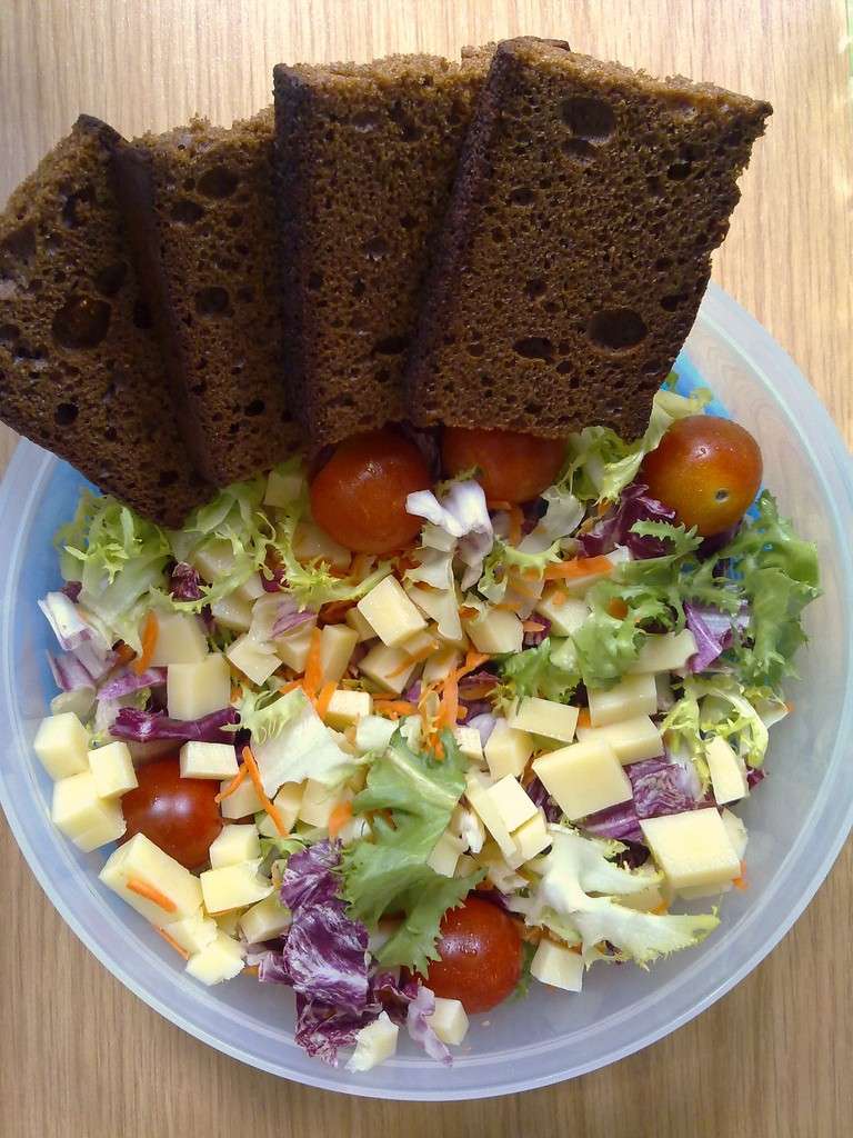 Insalata fresca con pane di segale