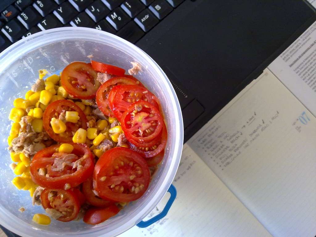 Insalata pomodori e mais per pranzo