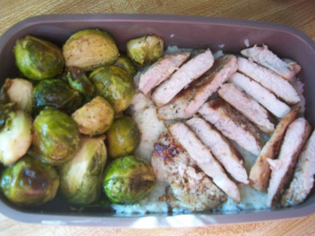 Pollo e cavolini di bruxelles per pranzo in ufficio