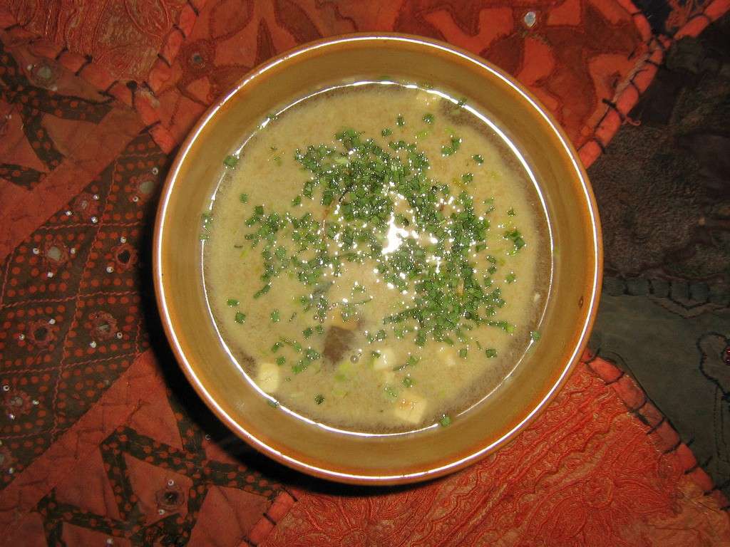 Zuppa di miso bianco con tofu ed erba cipollina