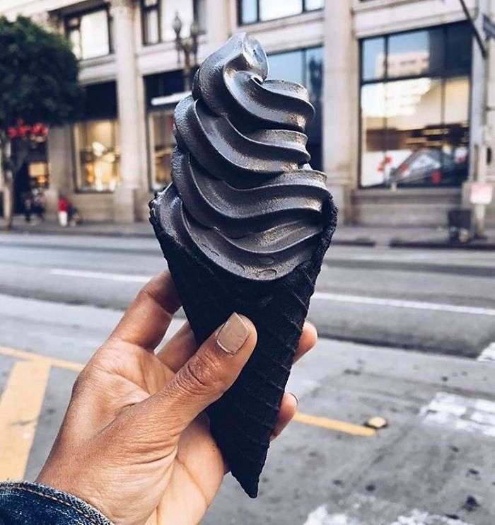 Il black ice cream in cono nero