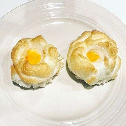 Le nuvole di uova nel piatto