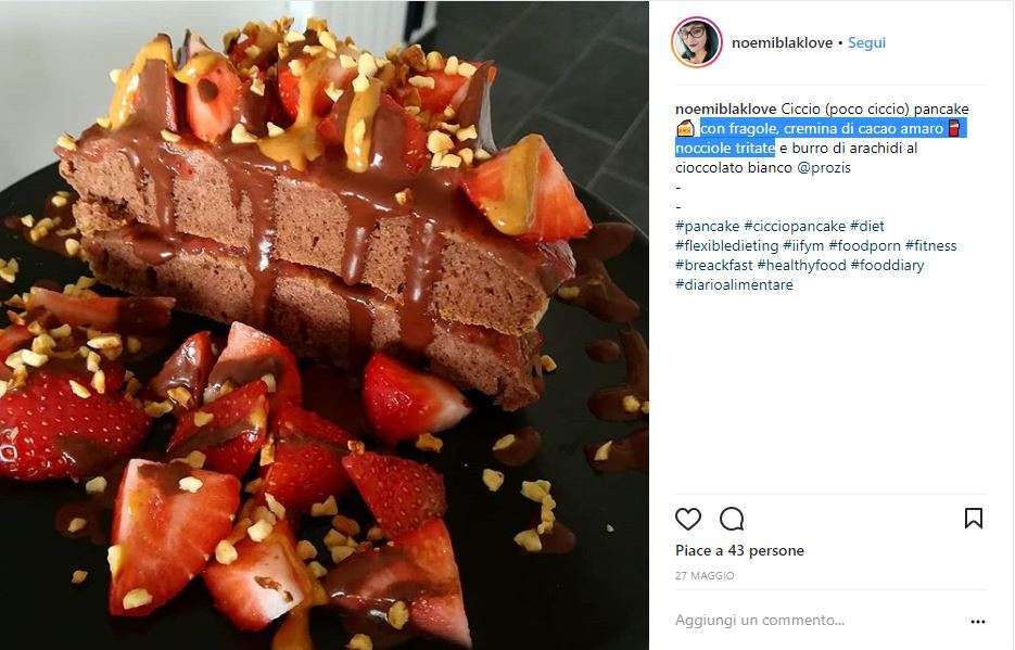 Ciccio pancake con fragole e salsa al cacao