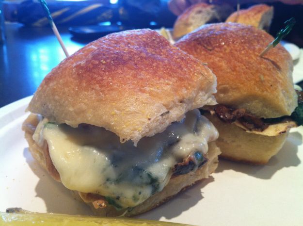 Panini con pollo, funghi e spinaci