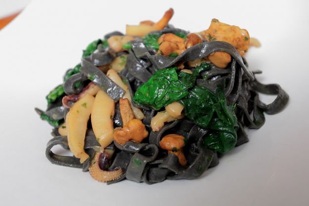 pasta con funghi e seppie in nero