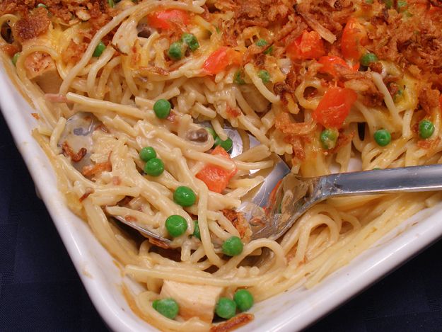 Pasta con peperoni e piselli al gratin