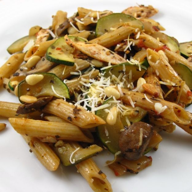 Pasta con pollo, funghi e zucchine