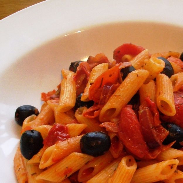 pasta con pomodoro fresco e olive