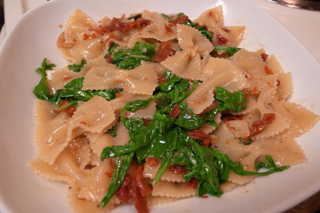 pasta con rucola e pomodori