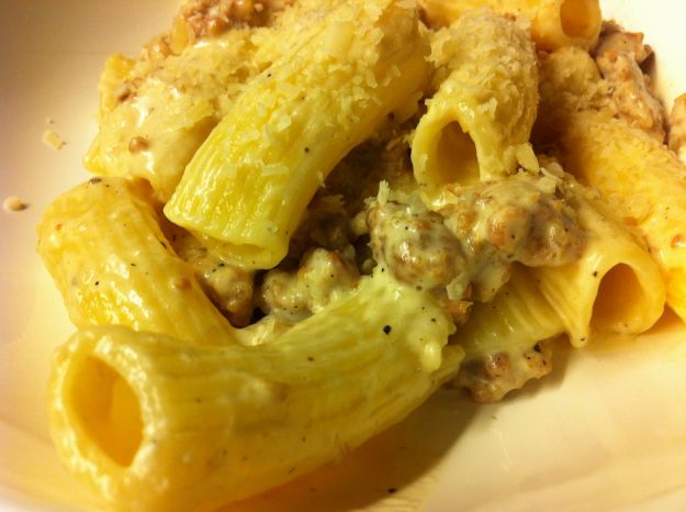 pasta con salsiccia e panna col sesamo