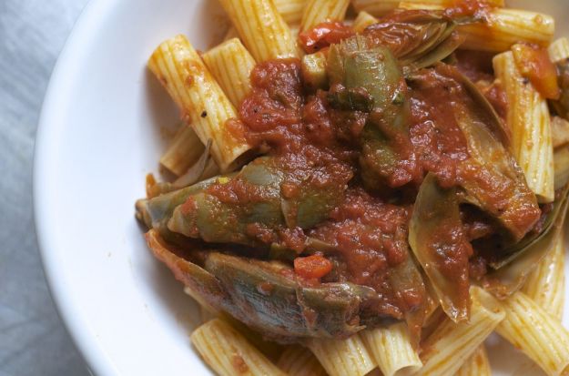 Pasta con il sugo di carciofi