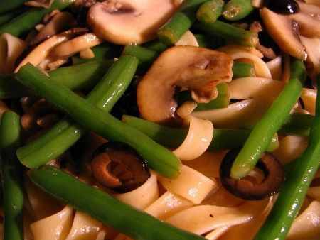 Tagliatelle con fagiolini e funghi