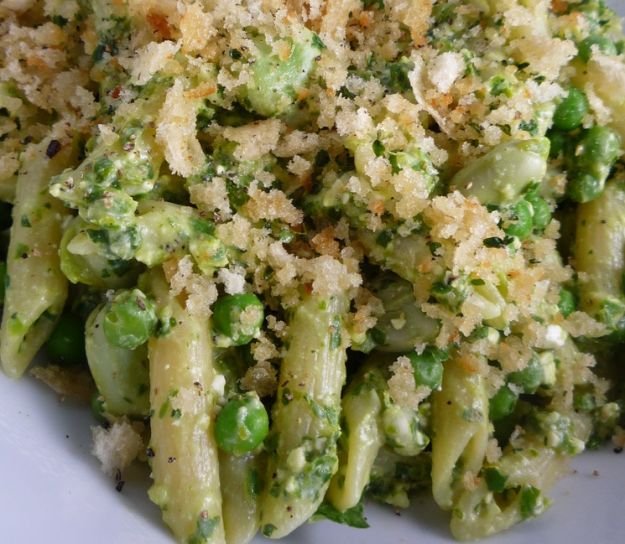 Pasta primaverile con fave e pollo