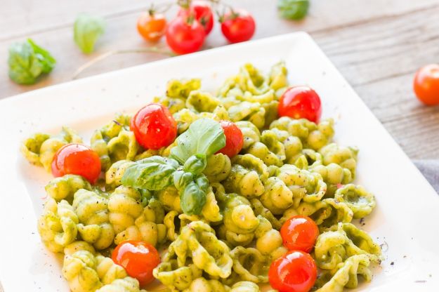 Pasta fredda con pesto, pomodorini e ricotta